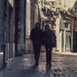 pareja caminando juntos por una calle