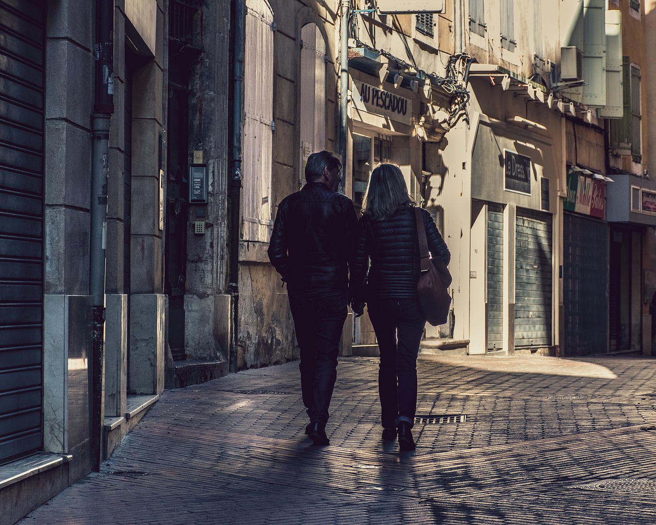 pareja caminando juntos por una calle