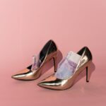 dos zapatos de tacón