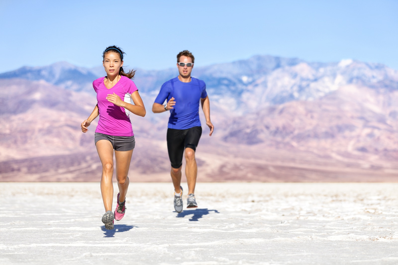 pareja feliz haciendo deporte mientras corren