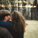 pareja feliz abrazada en un parque