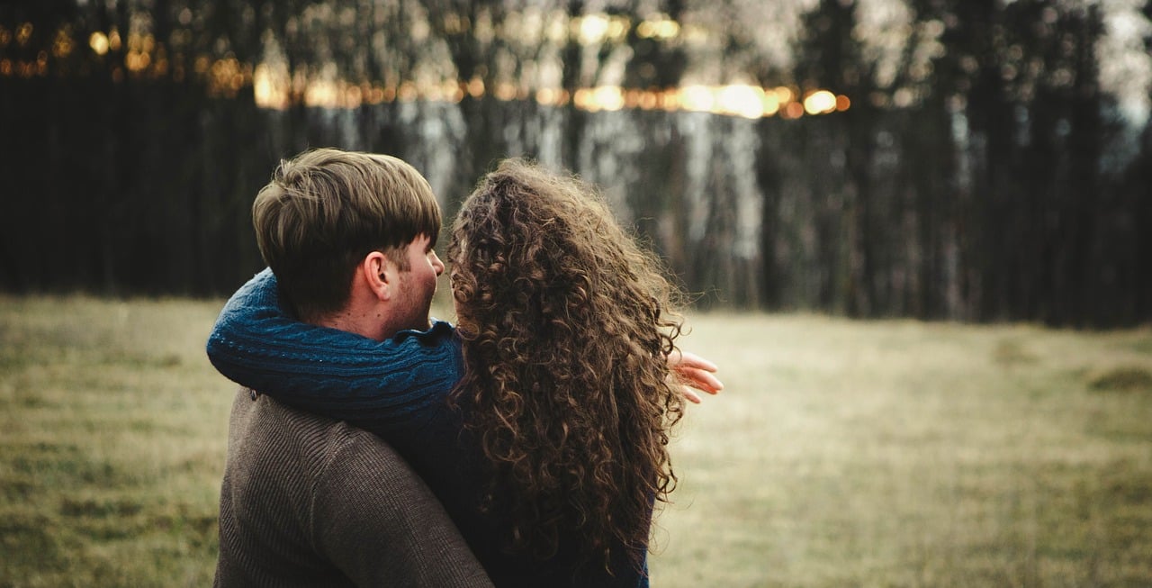 pareja feliz abrazada en un parque