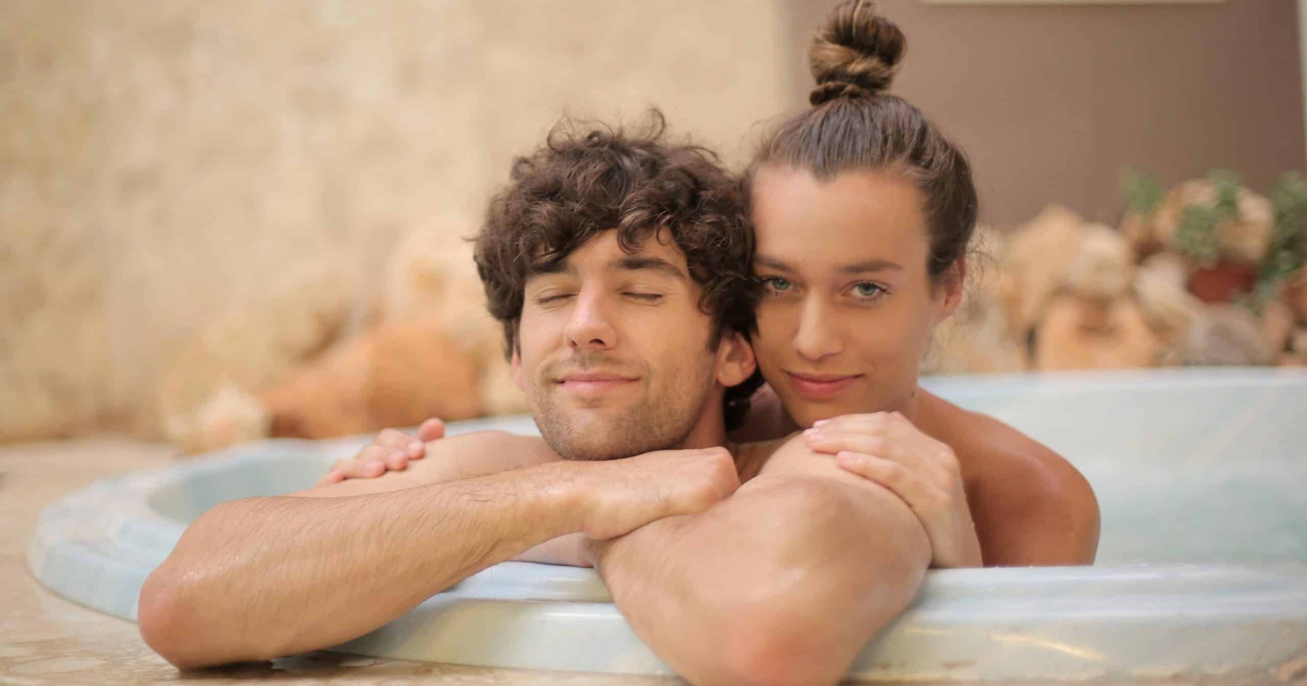 pareja feliz en una bañera con espuma