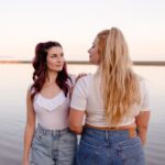 dos mujeres mirandose