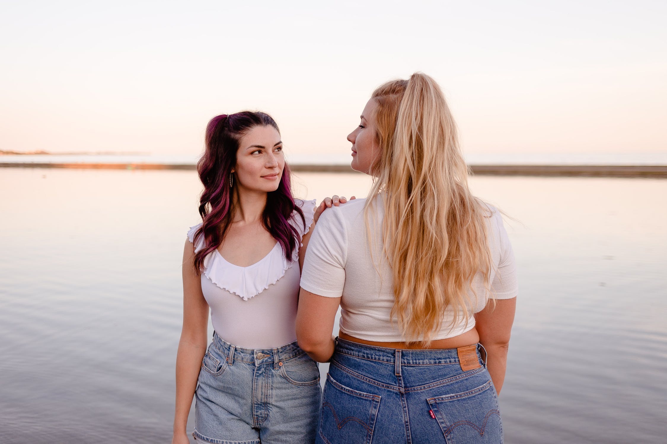 dos mujeres mirandose