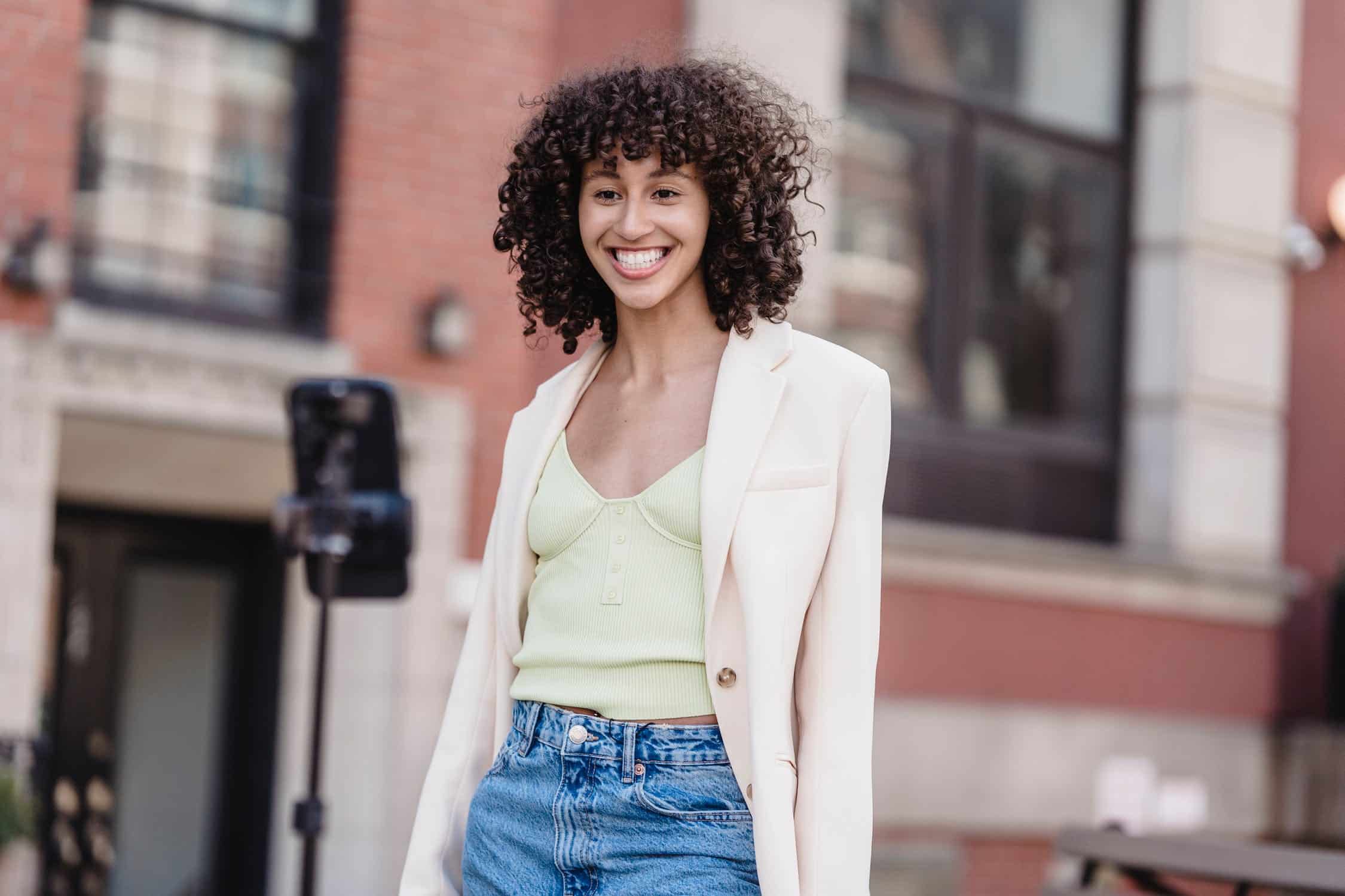 Chica con pelo afro sonrie feliz