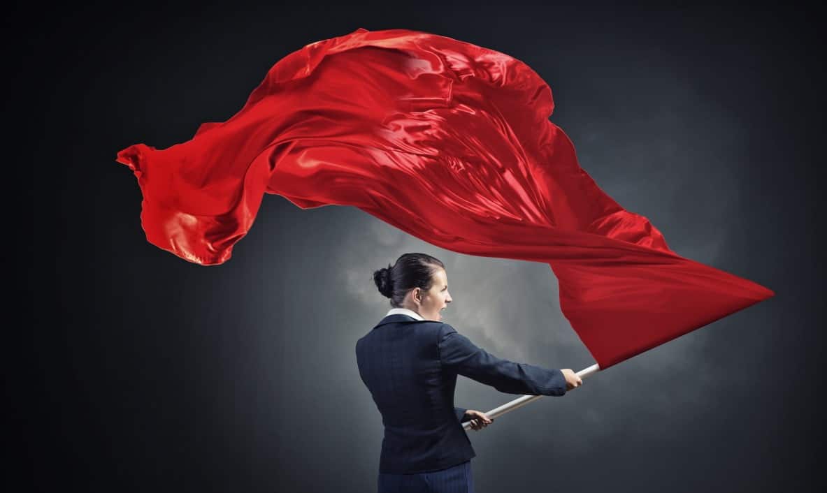 mujer con bandera roja