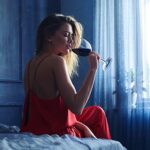 mujer guapa bebiendo una copa de vino