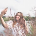 mujer alegra haciendose un selfie