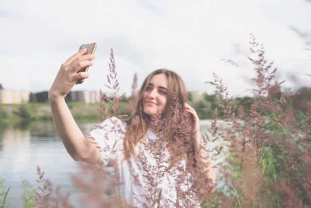 mujer alegra haciendose un selfie