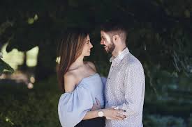 pareja sonriendo