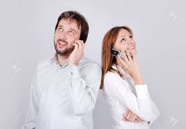 hombre y mujer hablando por teléfono